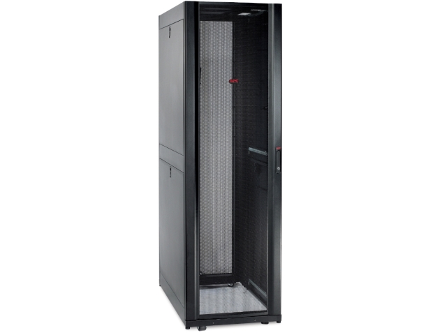 NetShelter SX 42U 600мм широкий x 1070мм глубокий корпус с боковыми панелями черного цвета.
